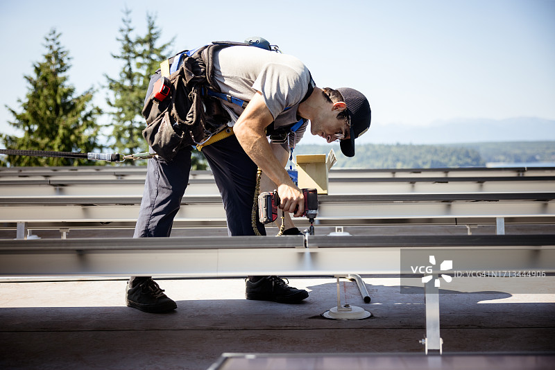 太平洋西北地区的太阳能电池板安装图片素材