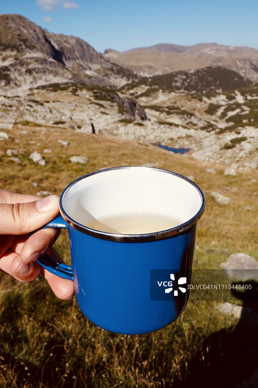 在保加利亚山区手持咖啡杯图片素材