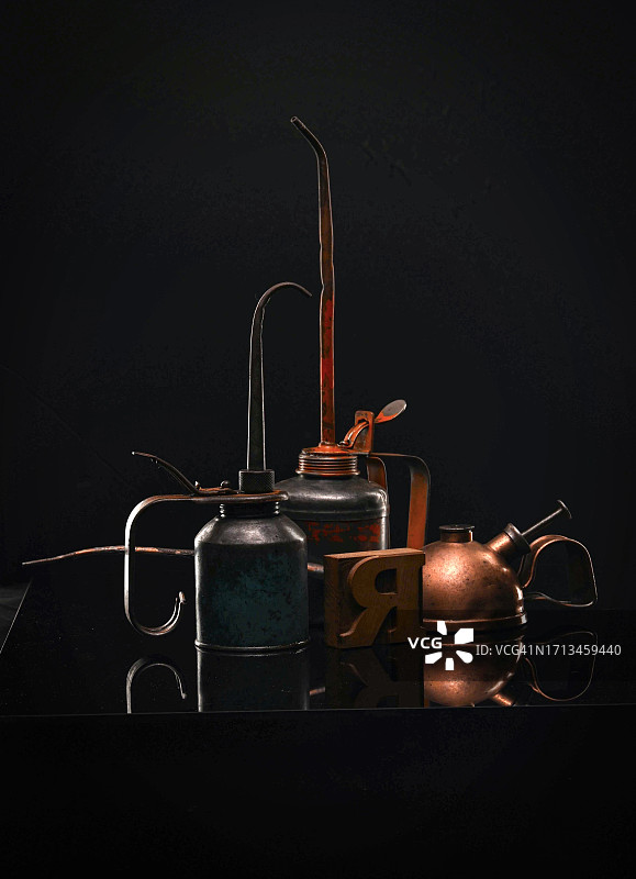 黑色背景下的水壶特写，美国纽约威尔逊图片素材