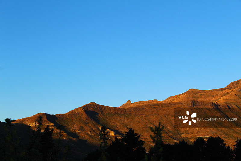 湛蓝的天空衬托着美丽的山景图片素材