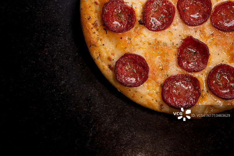 黑色背景下的披萨俯视图图片素材