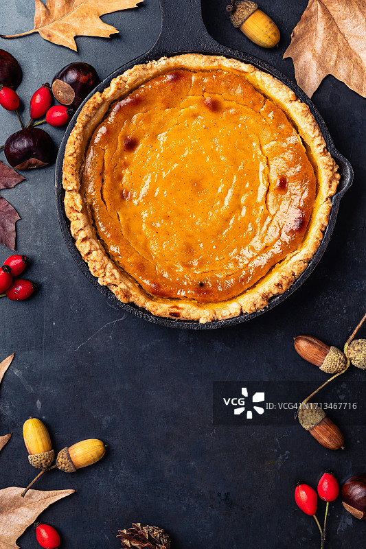感恩节秋季甜点背景：新鲜出炉的南瓜派图片素材