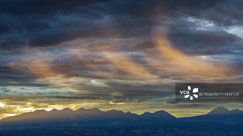 美国拱门国家公园日落时分的山脉剪影壮丽景色图片素材