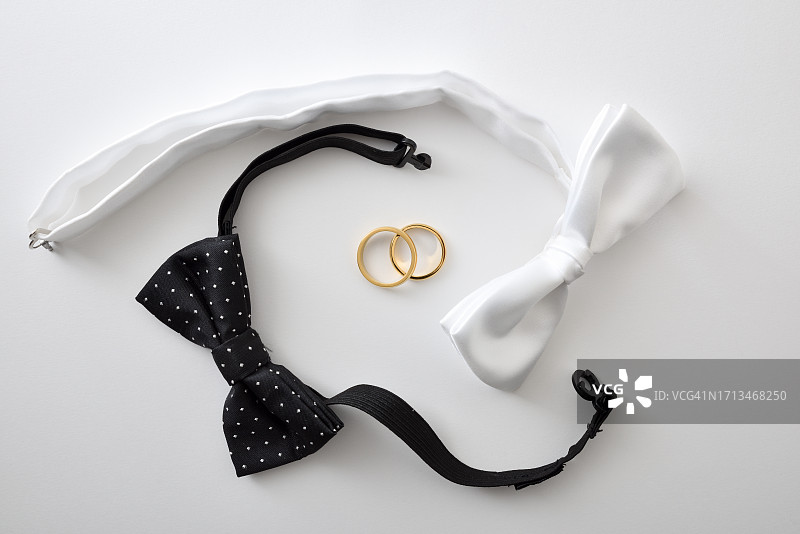 白色背景上的结婚戒指的俯视角度图片素材