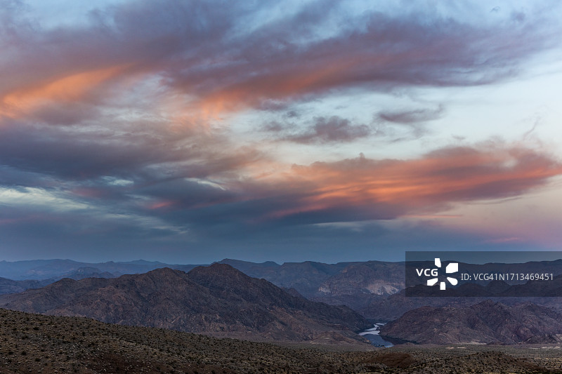 美国，日落时分，群山映衬天空的美景图片素材