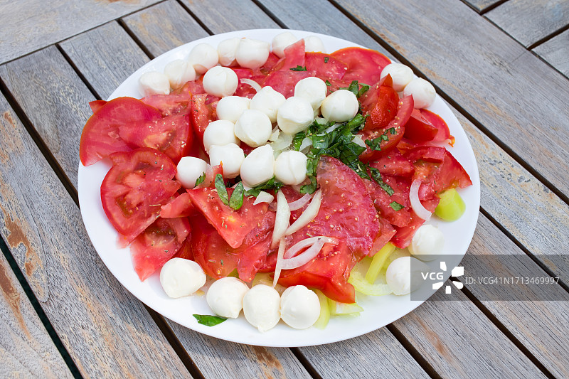 餐桌上盘子里食物的高角度视角图片素材