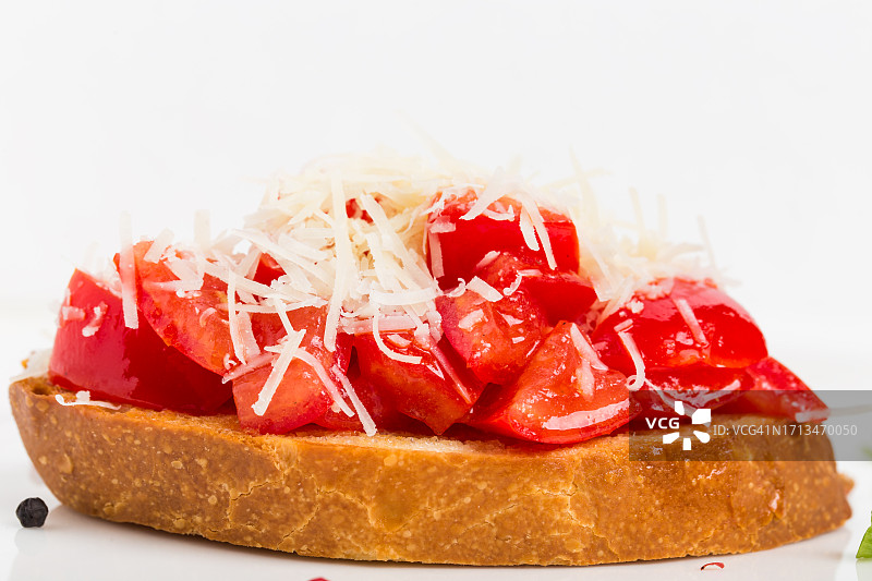 白色背景上的面包特写图片素材