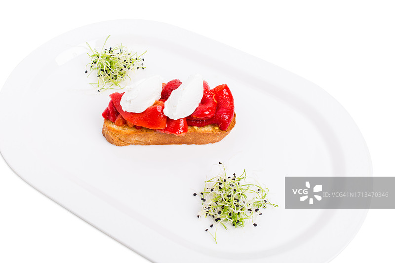 白色背景下的盘中食物特写图片素材