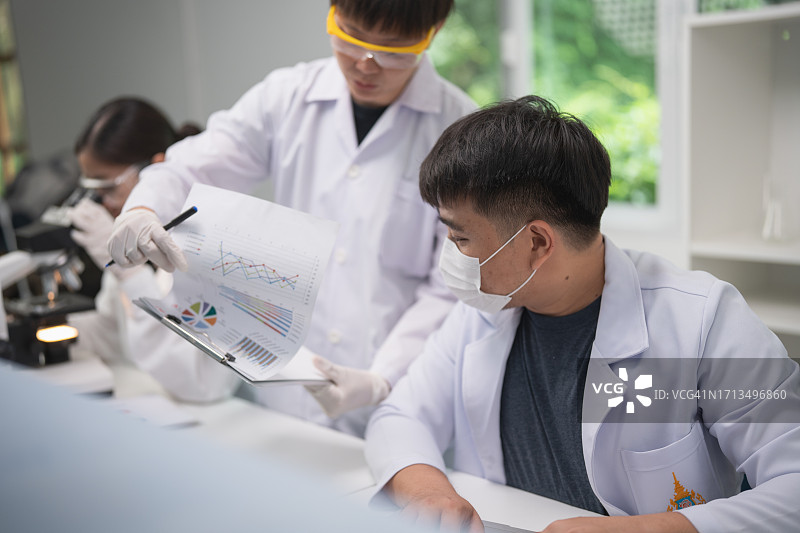 科学家或皮肤科医生在实验室测试有机天然产品，研发美容护肤品和乳霜或精华液概念，显微镜和科学设备图片素材