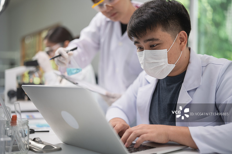 科学家或皮肤科医生在实验室测试有机天然产品，研发美容护肤品和乳霜或精华液概念，显微镜和科学设备图片素材