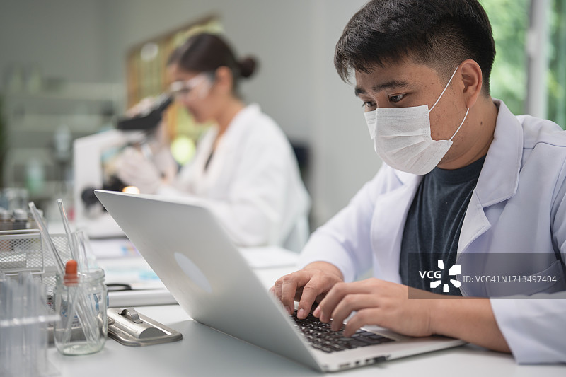 科学家或皮肤科医生在实验室测试有机天然产品，研发美容护肤品和乳霜或精华液概念，显微镜和科学设备图片素材