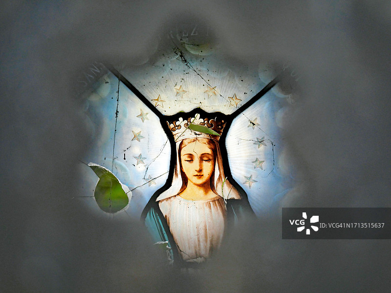 法国巴黎拉雪兹公墓废弃教堂门上的圣母玛利亚彩色玻璃图片素材