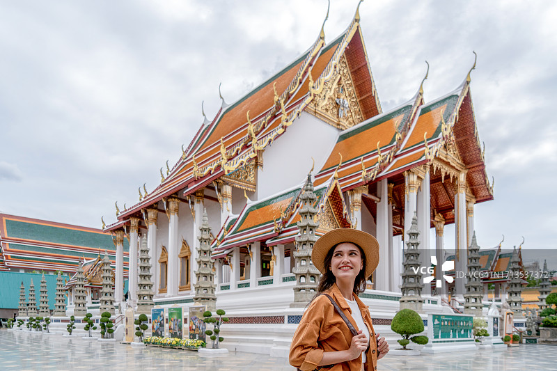在泰国曼谷素塔寺的游客图片素材