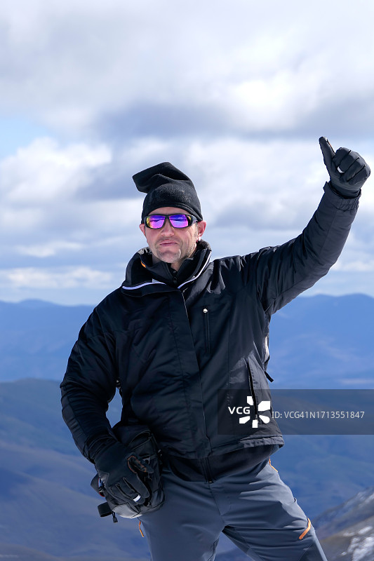 雪地里的男人近景图片素材