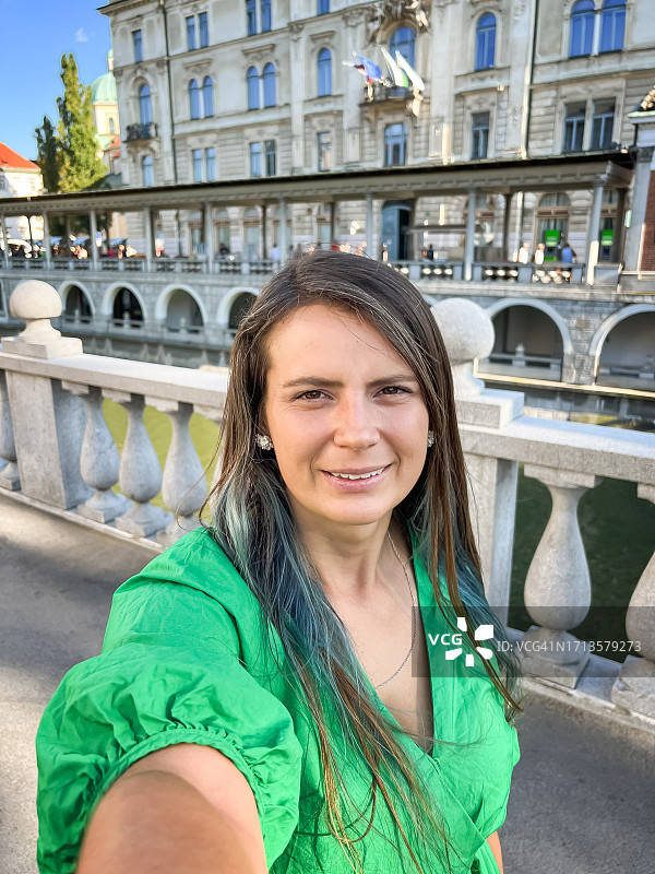 在城市自拍的女人图片素材