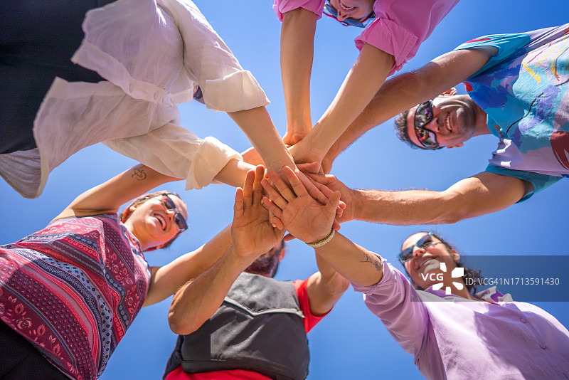 一群身份不明的人手叠在一起的照片图片素材