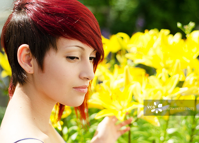 百合花园中的年轻女子侧写图片素材