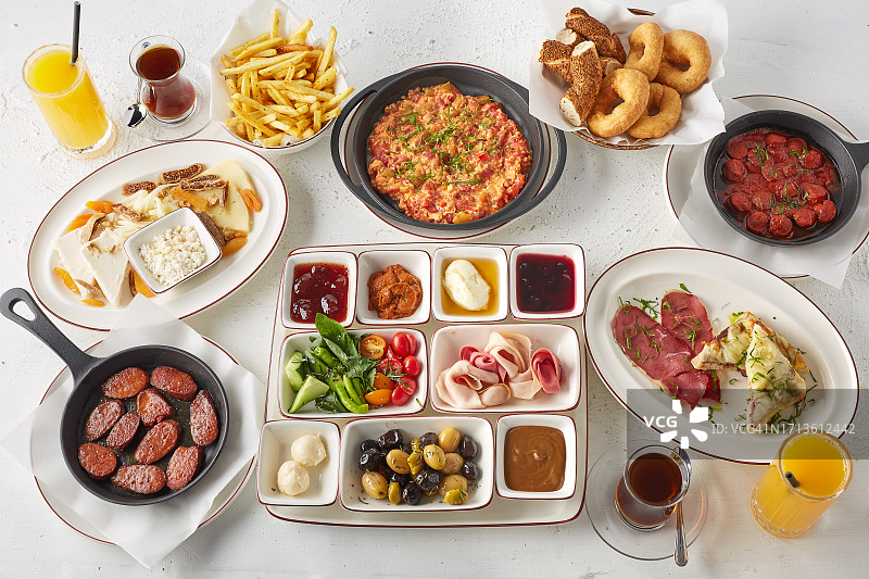 餐厅供应的传统土耳其早餐菜肴图片素材