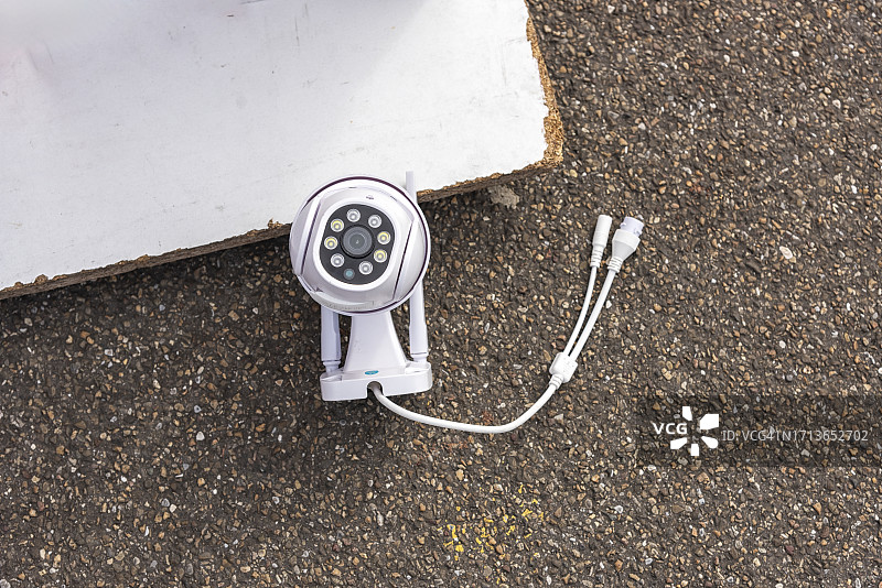 带电线的白色监控摄像头图片素材