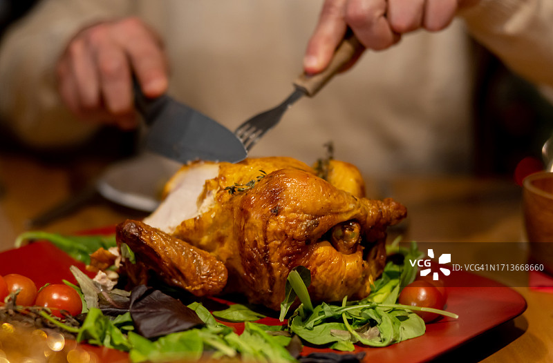 男人雕刻感恩节火鸡的特写镜头图片素材