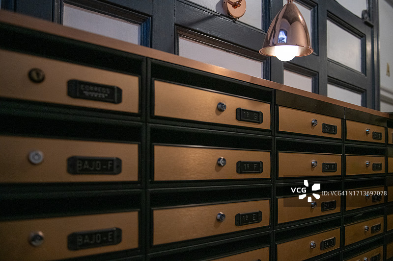 墙壁上排列的邮箱图片素材