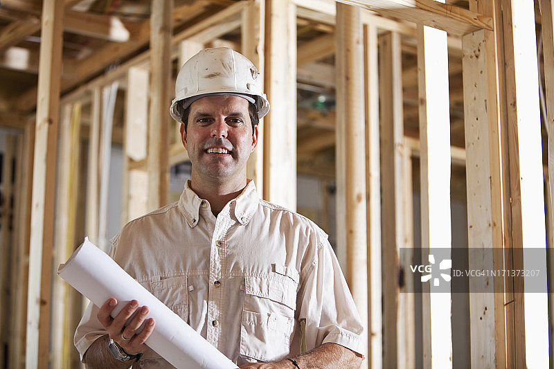 建筑工人拿着施工图图片素材