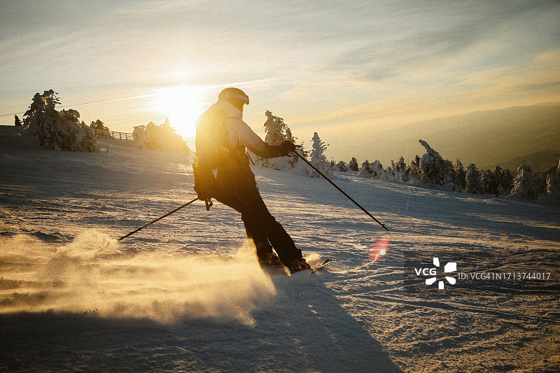 女人在日落时滑雪图片素材