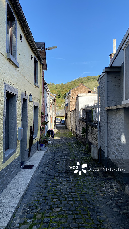 狭窄街道上的阴影图片素材