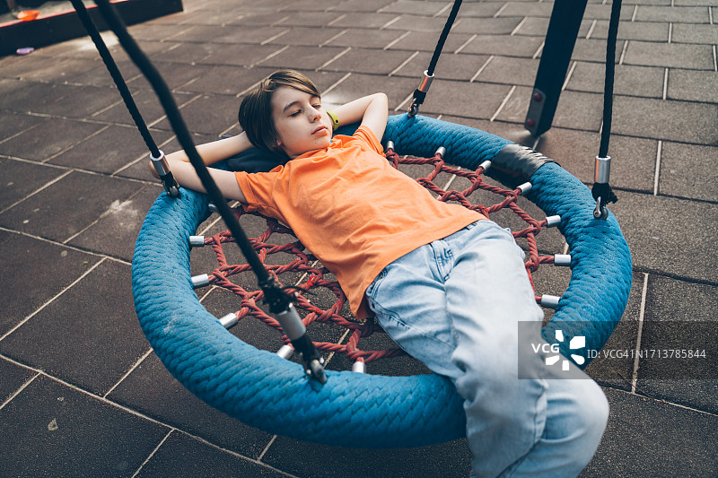 在后院放松的梦幻般的男孩图片素材