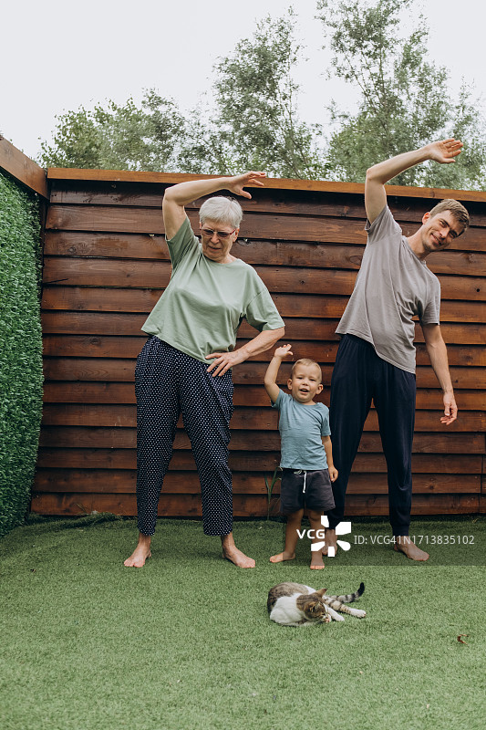 户外多代家庭共同锻炼图片素材