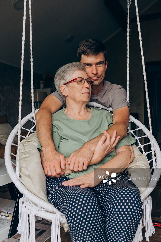 在家中的两代幸福家庭：儿子和母亲图片素材