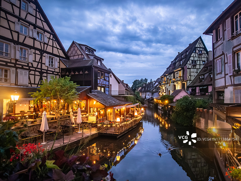 宽视角拍摄：科尔马小威尼斯浪漫区夜景图片素材