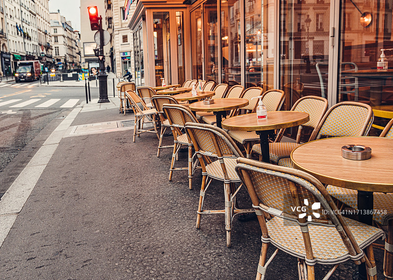 巴黎的传统街边咖啡馆图片素材
