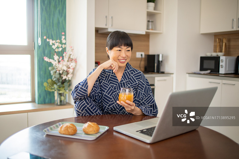 在公寓里用笔记本电脑工作的女商人图片素材