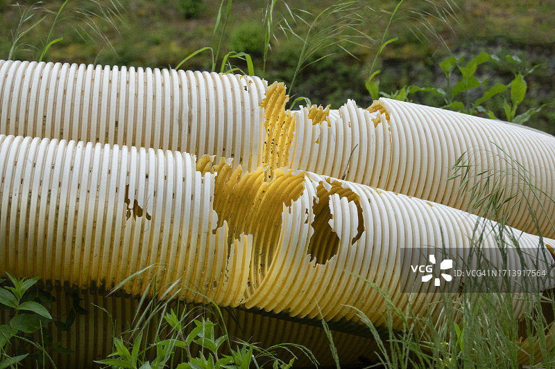 破碎的塑料管图片素材