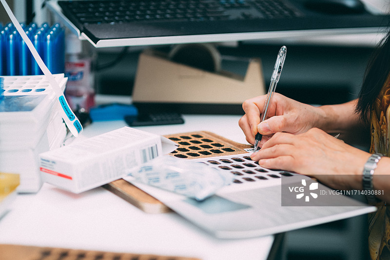 女药剂师记录药品日志图片素材