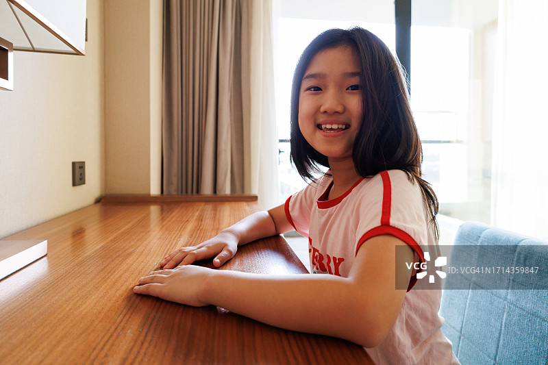 坐在桌旁的小女孩图片素材