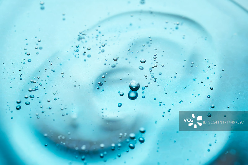 蓝色背景上的透明质酸凝胶纹理特写图片素材