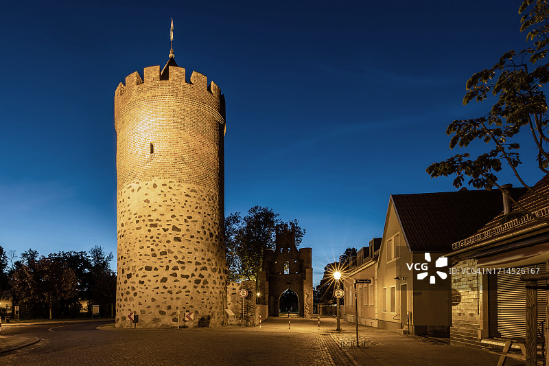 德国米滕瓦尔德老城的历史悠久的火药塔（勃兰登堡）图片素材