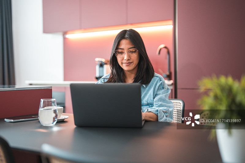 用笔记本电脑打字的亚洲个体户女性图片素材