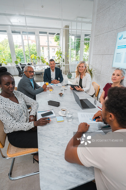 城市办公室中的跨文化领导会议图片素材