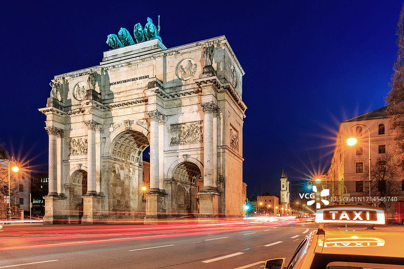 蓝色时分的慕尼黑凯旋门（德国巴伐利亚州）图片素材