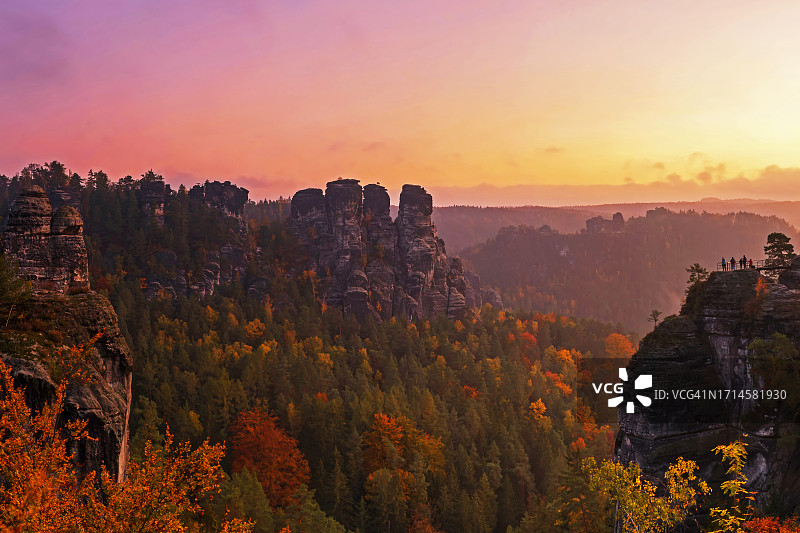 旅游目的地：萨克森/德国易北河砂岩山脉的日出图片素材