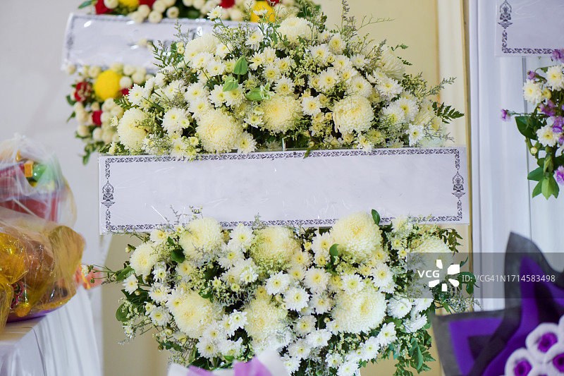 葬礼花圈和祭品，用于火葬场所或葬礼图片素材