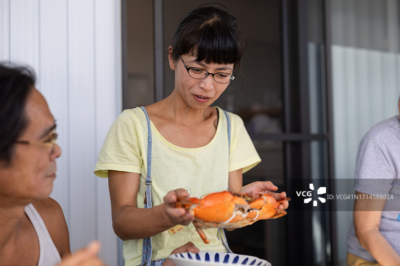 一家人在假日邀请亲戚来家烧烤图片素材