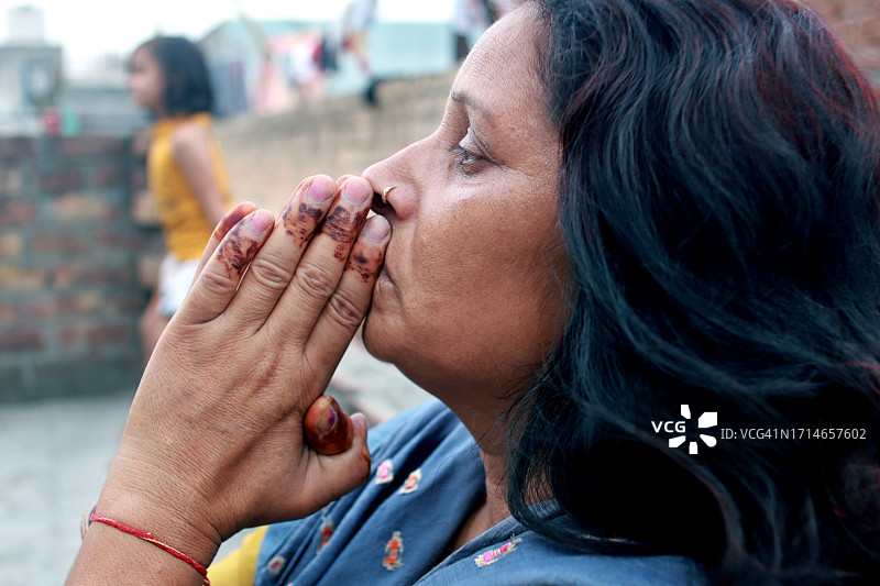 中年妇女侧脸沉思的肖像图片素材