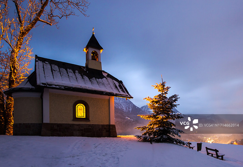 旅行目的地：德国贝希特斯加登的圣诞树和八福堂图片素材