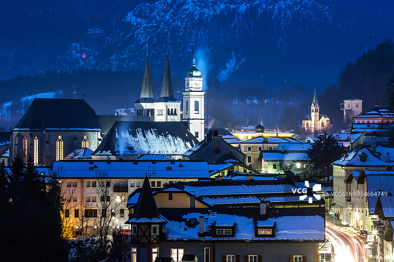 旅游目的地：蓝色时分的贝希特斯加登小镇冬季（巴伐利亚/德国）图片素材