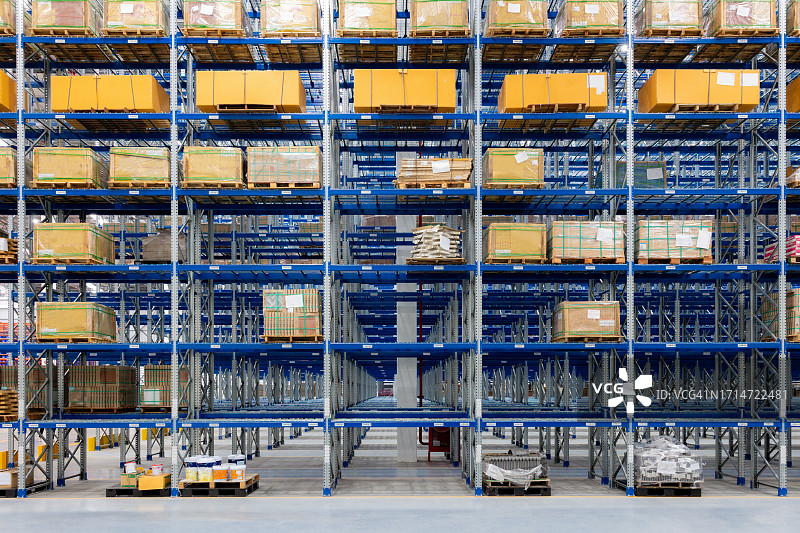 工业和物流公司的大型机库仓库。带有各种盒子长长的架子图片素材