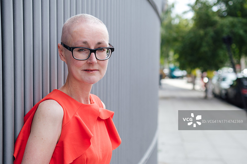 看着镜头的癌症女子肖像图片素材